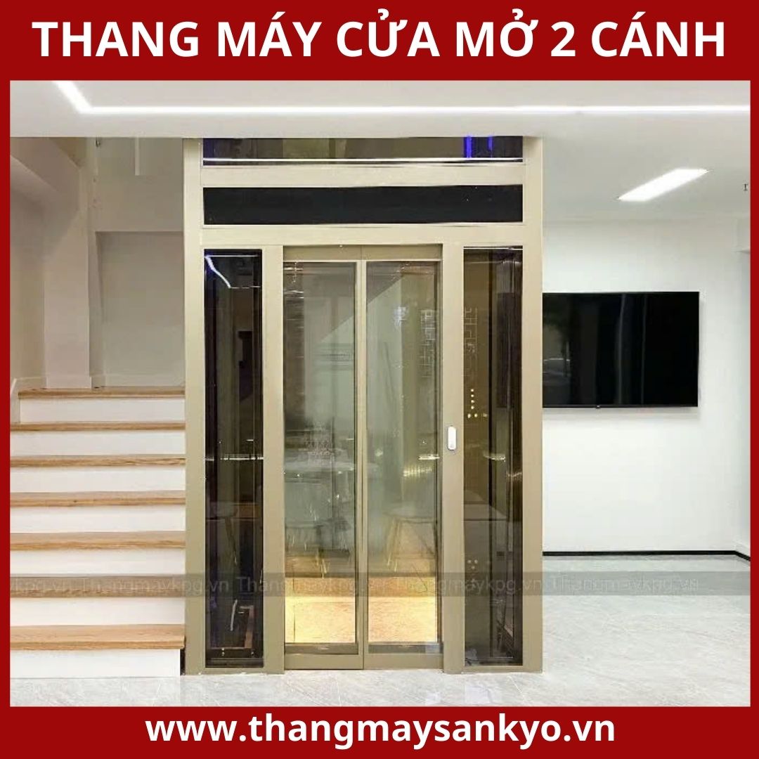 Elevator sliding door from the center