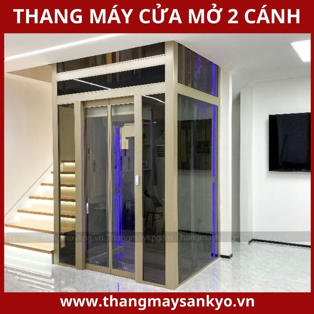 Elevator with sliding door opening from the center