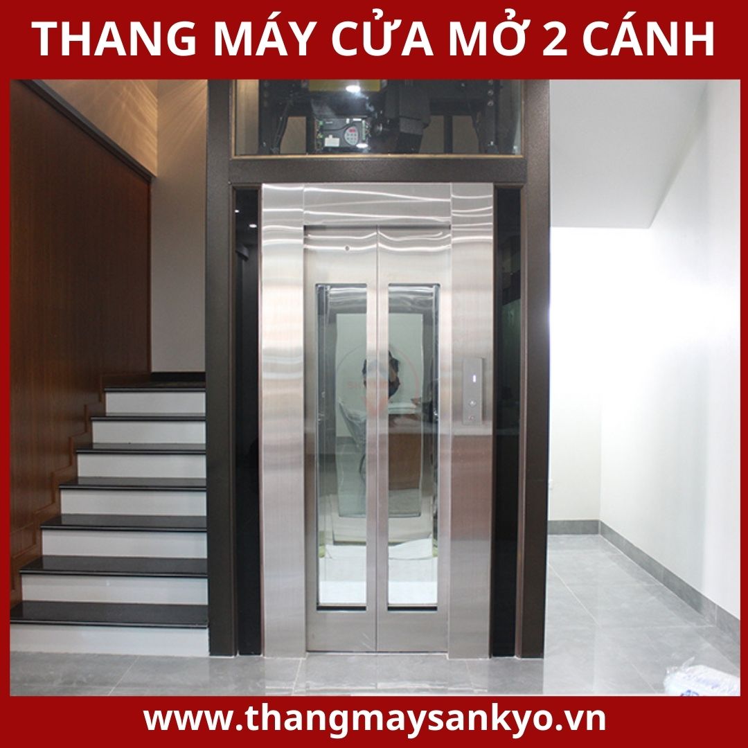 Elevator sliding door from the center